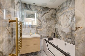 Shower, jetted bath, hair dryer, towels
