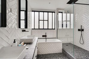 Douche, sĂšche-cheveux, serviettes fournies, savon