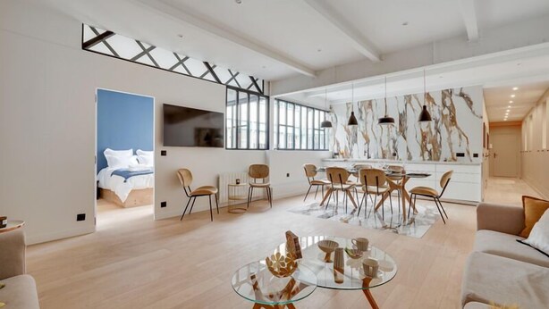 A spacious living area with a modern kitchen, a dining table, and a comfortable seating arrangement. - 178 Suite Cesar - Superb apartment in Paris (Paris 11 Popincourt)