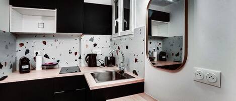 Mikrowelle, Wasserkocher mit Kaffee-/Teezubehör