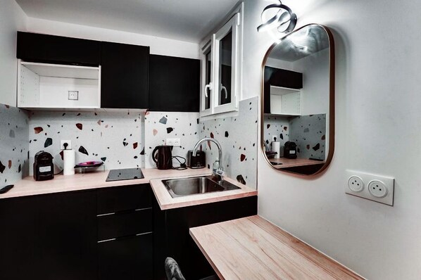 Mikrowelle, Wasserkocher mit Kaffee-/Teezubehör