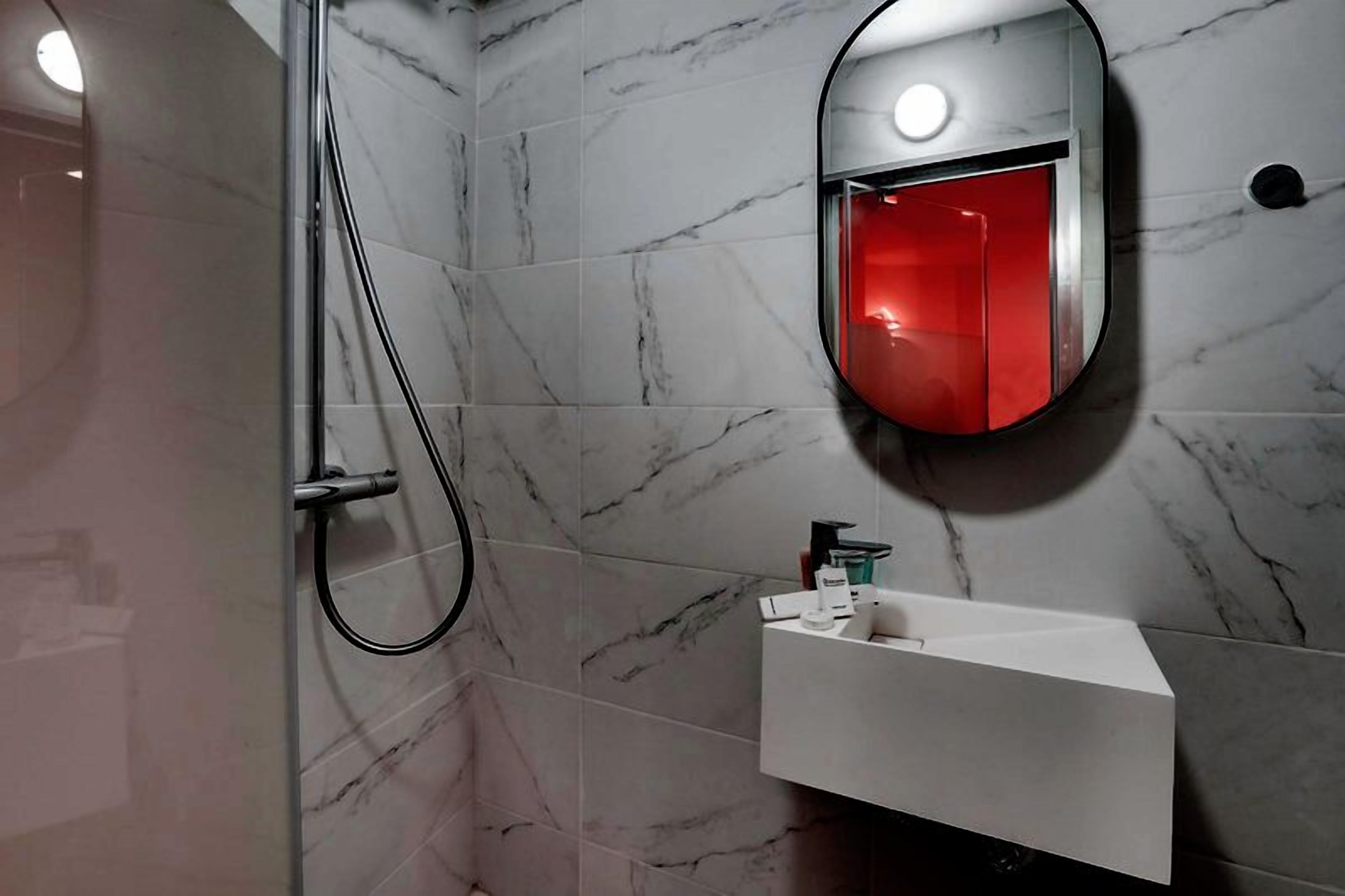 Dusche, Haartrockner, Handtücher