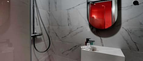 Dusche, Haartrockner, Handtücher