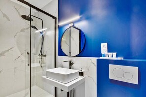 Een douche, een haardroger, handdoeken