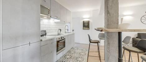 Microwave, oven, dishwasher, coffee/tea maker