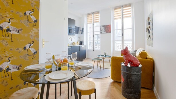 A modern living space with a dining area, kitchen, and seating area. - 210 Suite Chanel - Superb apartment in Paris (Paris 04 Hôtel-de-Ville)