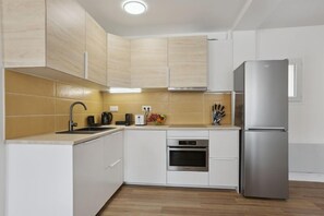 Een magnetron, een oven, een vaatwasser