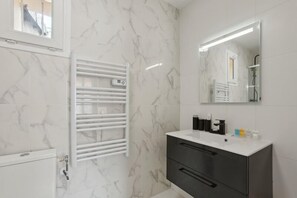 Een douche, een haardroger, handdoeken, zeep