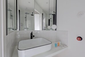 Shower, hair dryer, towels, soap - 194 Suite Parisian house (Paris)