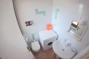 Hårføner, bidé og håndklær