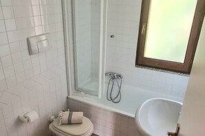 Haartrockner, Bidet, Handtücher