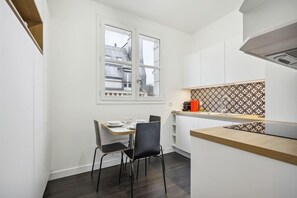 Mikrovågsugn, ugn, diskmaskin och kaffe- och tebryggare