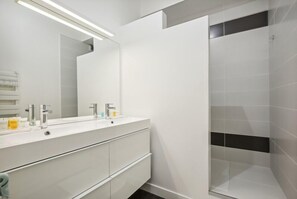 Chuveiro, secador de cabelo, toalhas de banho, sabonete