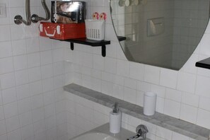 Dusj, hårføner, bidé og håndklær