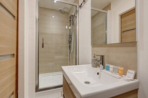 Dusche, Haartrockner, Handtücher, Seife