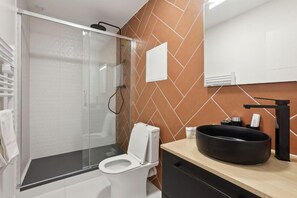 Ducha, secador de pelo, toallas, jabón