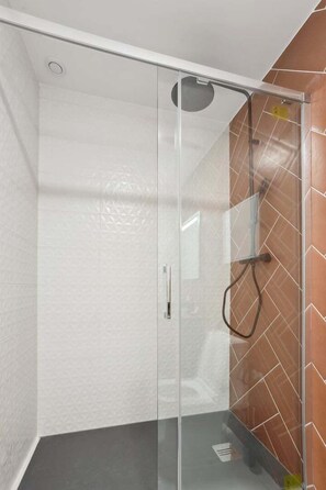 Dusche, Haartrockner, Handtücher, Seife