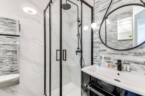 Dusche, Haartrockner, Handtücher, Seife