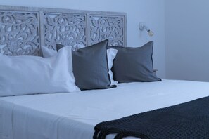 3 chambres, bureau, fer et planche à repasser, lit parapluie