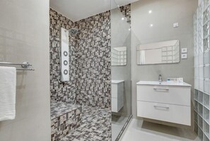 Douche, sèche-cheveux, serviettes fournies, savon