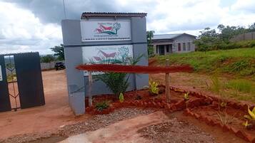 المنطقة المحيطة بالمنشأة