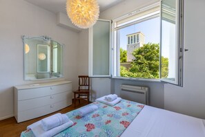 3 chambres, bureau, chambres insonorisées, fer et planche à repasser