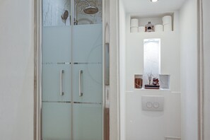 Dusche, Haartrockner, Handtücher, Seife