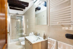 Dusj, hårføner, bidé og håndklær