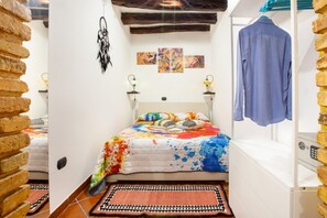 1 soverom, skrivebord, strykejern/-brett og reiseseng for barn