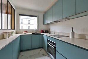 Refrigerador, horno, lavavajillas y cafetera y tetera 