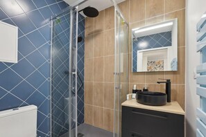 Shower, hair dryer, towels, soap - 862 Suite Tulipe - Superb apartment (Montreuil)