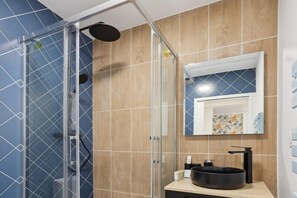 Shower, hair dryer, towels, soap - 862 Suite Tulipe - Superb apartment (Montreuil)