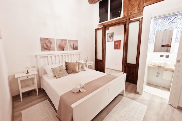 3 bedrooms, desk, iron/ironing board, WiFi