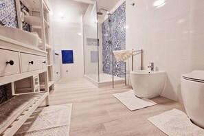 Dusj, hårføner, bidé og håndklær