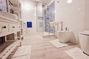 Shower, hair dryer, bidet, towels
