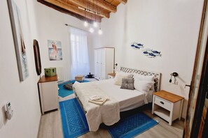 3 chambres, bureau, fer et planche à repasser, lit de bébé portatif