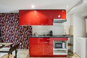 Refrigerador, microondas, cafetera y tetera y tostadora 