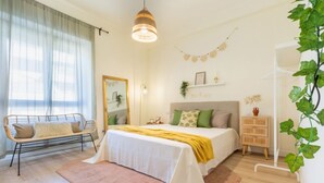 3 soverom, skrivebord, strykejern/-brett og reiseseng for barn