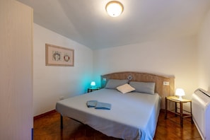 3 bedrooms, travel cot, WiFi, bed sheets
