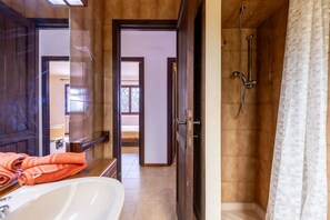 Shower, hair dryer, bidet, towels - Holiday Home LE Sirene 2 (Santa Margherita di Pula)