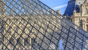 The Louvre Pyramid with a fountain in front, surrounded by classical architecture. - 365 Suite Fondary 4 - Superb apartment in Paris (Paris 15 Vaugirard)
