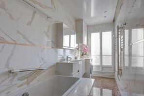 Haartrockner, Handtücher, Seife, Shampoo