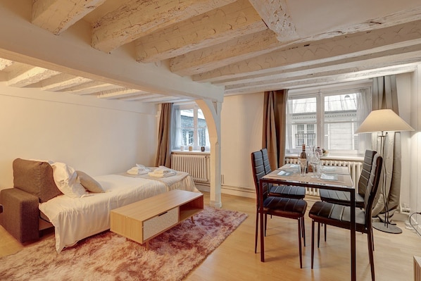 2 bedrooms, iron/ironing board, WiFi, bed sheets