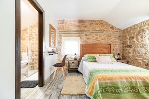 3 bedrooms, free WiFi, bed sheets, wheelchair access