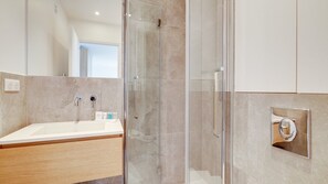 Shower, hair dryer, towels