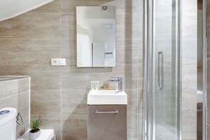Douche, sèche-cheveux, serviettes fournies, savon