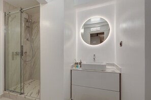 Dusche, Haartrockner, Handtücher