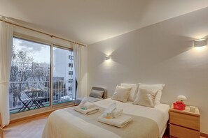 2 slaapkamers, een strijkplank/strijkijzer, internet, beddengoed