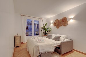 2 slaapkamers, een strijkplank/strijkijzer, internet, beddengoed