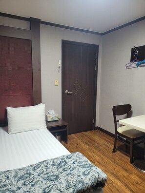 Rom – standard, byutsikt | Skrivebord for bærbar PC, wi-fi (inkludert) og sengetøy